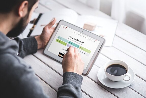 Online lernen am Tablet