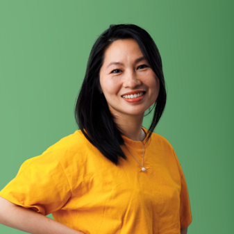 Foto von Testimonial Phuong mit grünem Hintergrund.