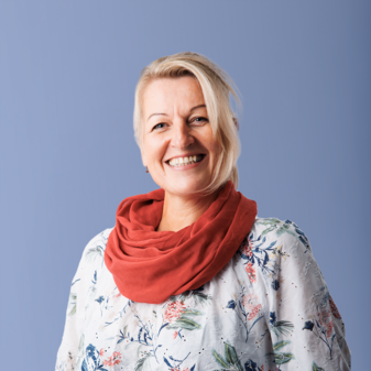 Foto von Testimonial Elisabeth mit blauem Hintergrund.