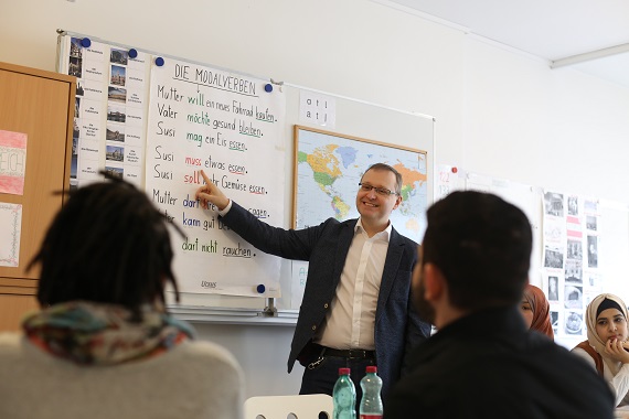 ÖIF Kursangebote: Ein Lehrer unterrichtet eine Klasse.